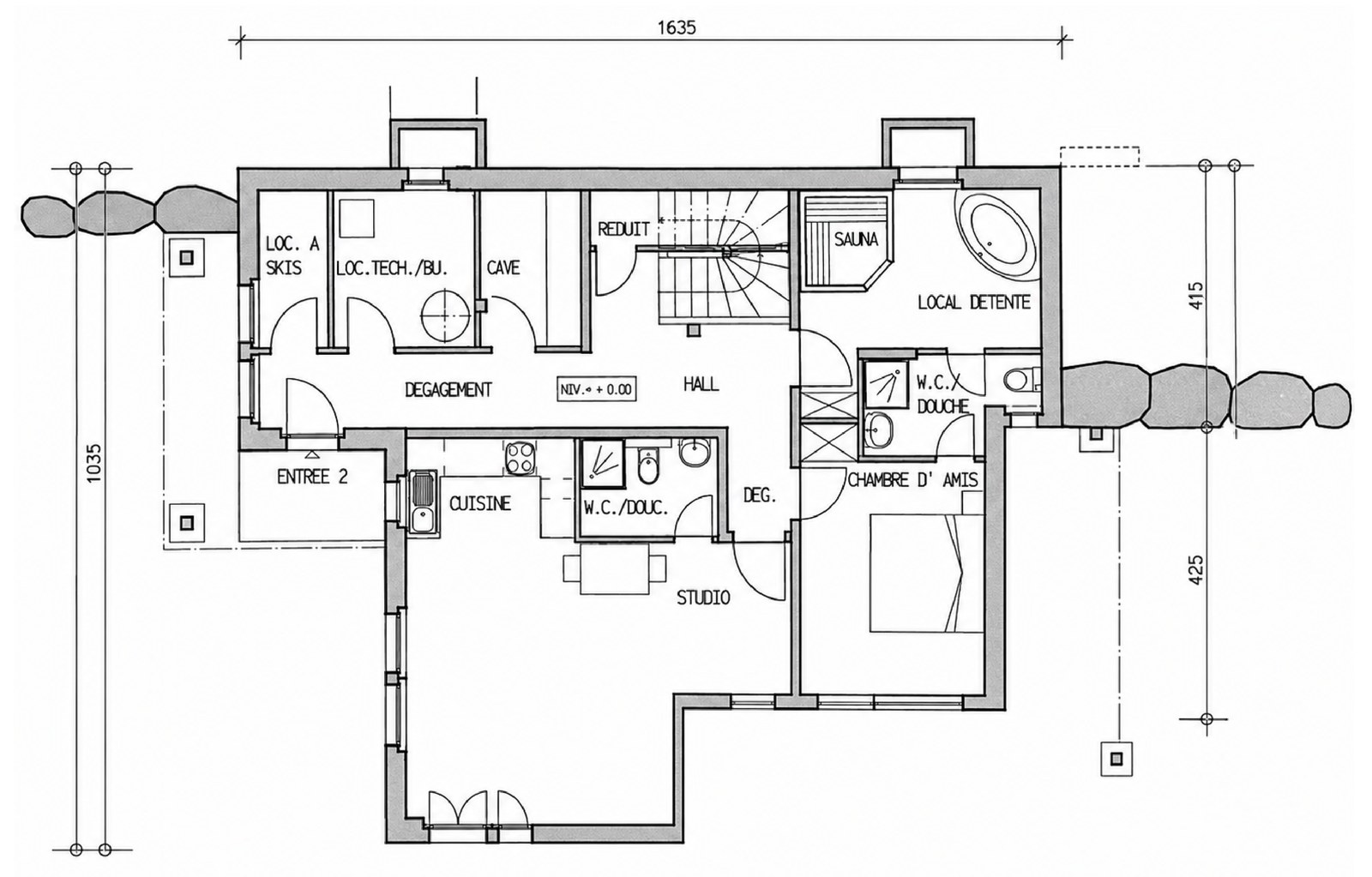 Plan du rez : chambre d'amis, sauna et local détente, studio avec cuisine, buanderie, cave et local à skis.